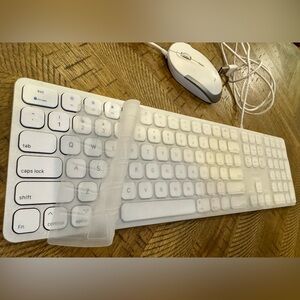 💻  White keyboard and mouse set (**keyboard cover included**)!